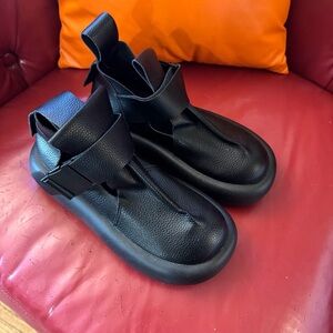 Black platform shoes, 6.5